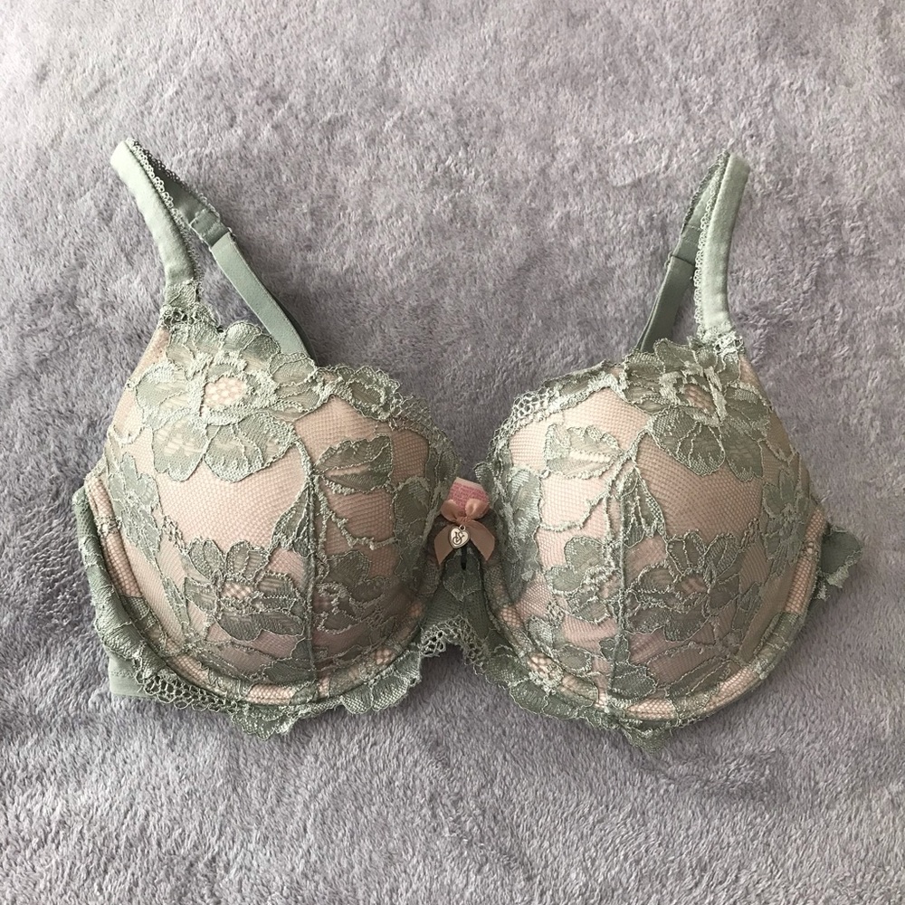 Victoria’s Secret lace bra 34D